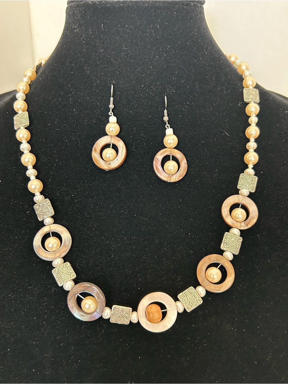 Mother of Pearl Shell Circle Faux Pearl Necklace and Earring Set(6)